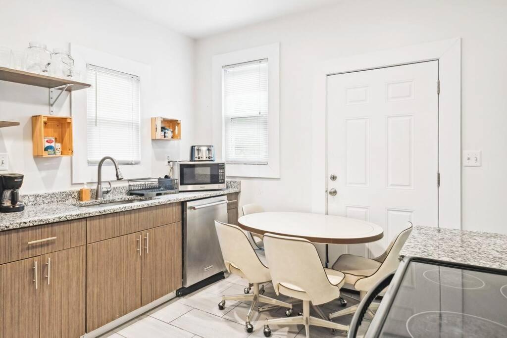 Spacious Home, Downtown Nearby, 8 Guests