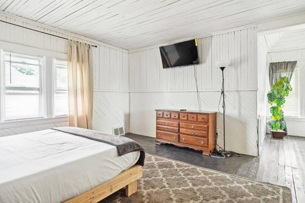 Spacious Home, Downtown Nearby, 8 Guests Holiday home